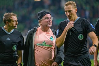 Offenbar Auslöser für den Zwist: Werder-Stadionsprecher Christian "Stolli" (Mitte) beschwert sich nach dem Spiel gegen den FC Augsburg bei Schiedsrichter Martin Petersen (r.).