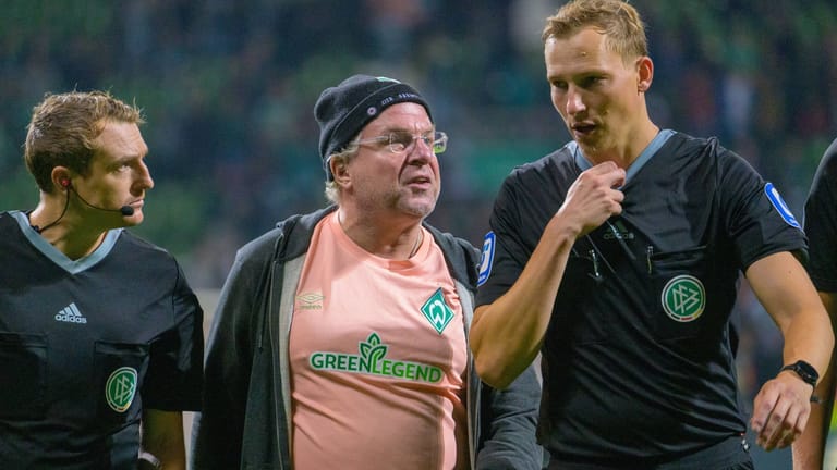 Offenbar Auslöser für den Zwist: Werder-Stadionsprecher Christian "Stolli" (Mitte) beschwert sich nach dem Spiel gegen den FC Augsburg bei Schiedsrichter Martin Petersen (r.).