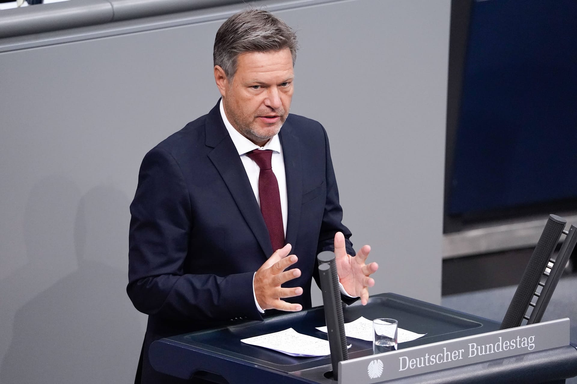 Robert Habeck bei der 51. Bundestagssitzung: Der Wirtschaftsminister befürwortet einen Gaspreisdeckel für russische Importe. Robert Habeck bei der 51. Bundestagssitzung: Der Wirtschaftsminister befürwortet einen Gaspreisdeckel für russische Importe.