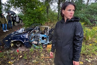 Annalena Baerbock in der Nähe von Kiew: Das Auto im Hintergrund war von einer Mine zerstört worden.
