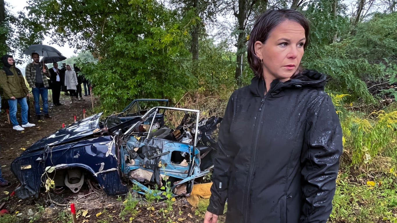 Annalena Baerbock in der Nähe von Kiew: Das Auto im Hintergrund war von einer Mine zerstört worden.