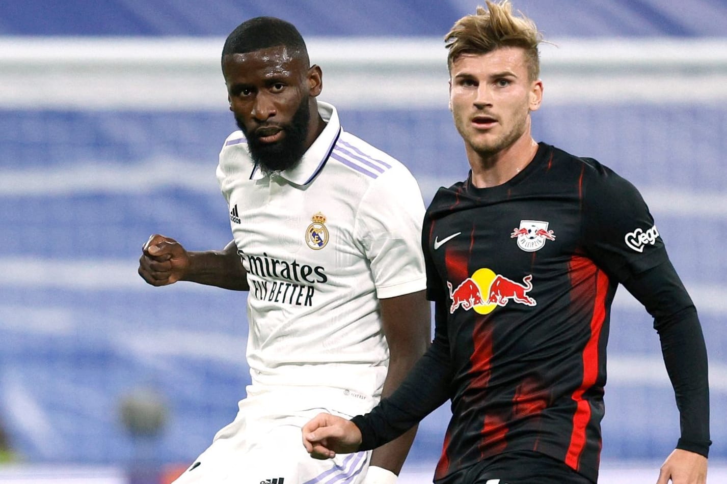 Timo Werner (r.) im Duell mit Antonio Rüdiger: Die Partie in Madrid war von Beginn an umkämpft.