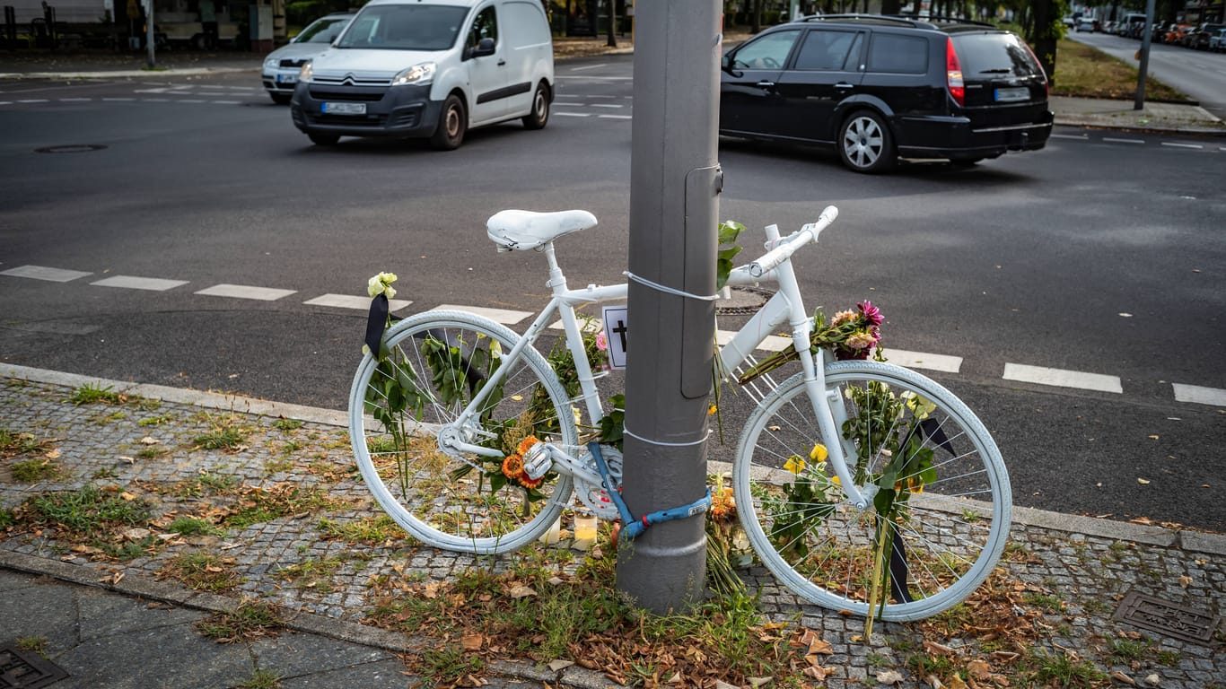 Ein weißes Fahrrad erinnert an den tödlichen Unfall eines Radahrers (Symbolbild): So wie hier in Berlin ist am Freitagmorgen auch in München auch ein Mensch ums Leben gekommen.