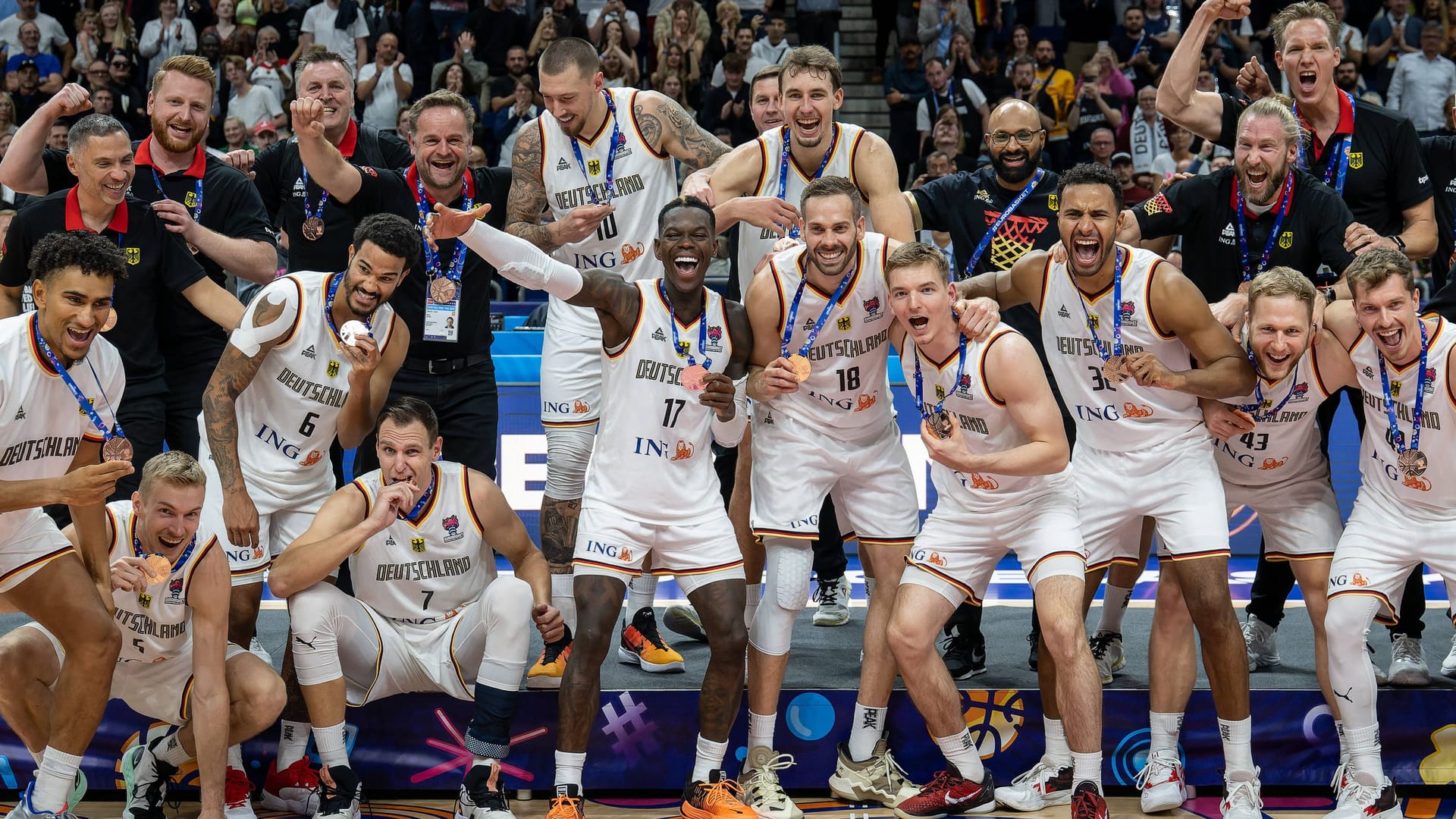 Überglücklich: Das DBB-Team feiert EM-Bronze.