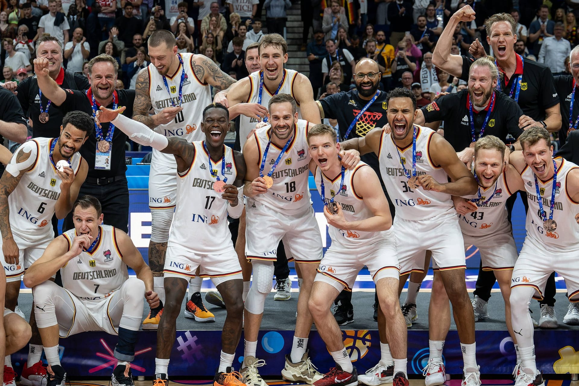 Überglücklich: Das DBB-Team feiert EM-Bronze.