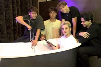 Die Elevator Boys beim Interview in der Badewanne: Julien, Tim, Luis, Bene und Jacob.