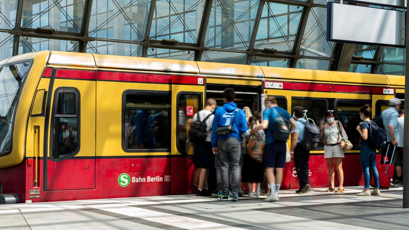 Fahrgäste der S-Bahn in Berlin (Symbolbild): Eine Kampagne will das 9-Euro-Ticket selbst fortsetzen.
