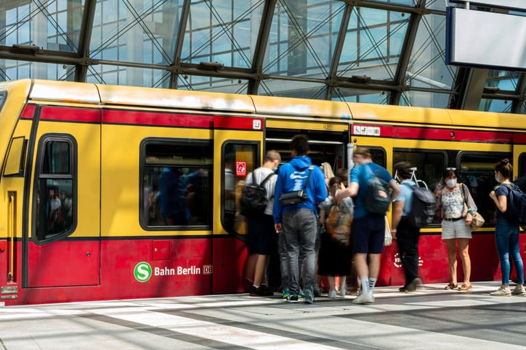 Fahrgäste der S-Bahn in Berlin (Symbolbild): Eine Kampagne will das 9-Euro-Ticket selbst fortsetzen.