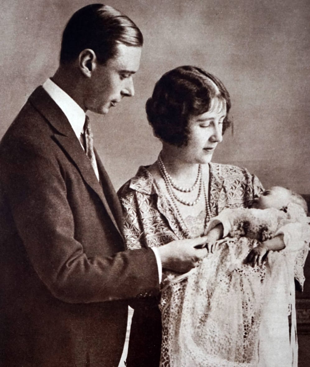 Auch die Königin war mal ein Baby: Prinz Albert Frederick Arthur George und seine Frau Elizabeth Bowes-Lyon freuen sich 1926 über die Geburt von Prinzessin Elizabeth.