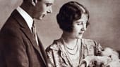 Auch die Königin war mal ein Baby: Prinz Albert Frederick Arthur George und seine Frau Elizabeth Bowes-Lyon freuen sich 1926 über die Geburt von Prinzessin Elizabeth.