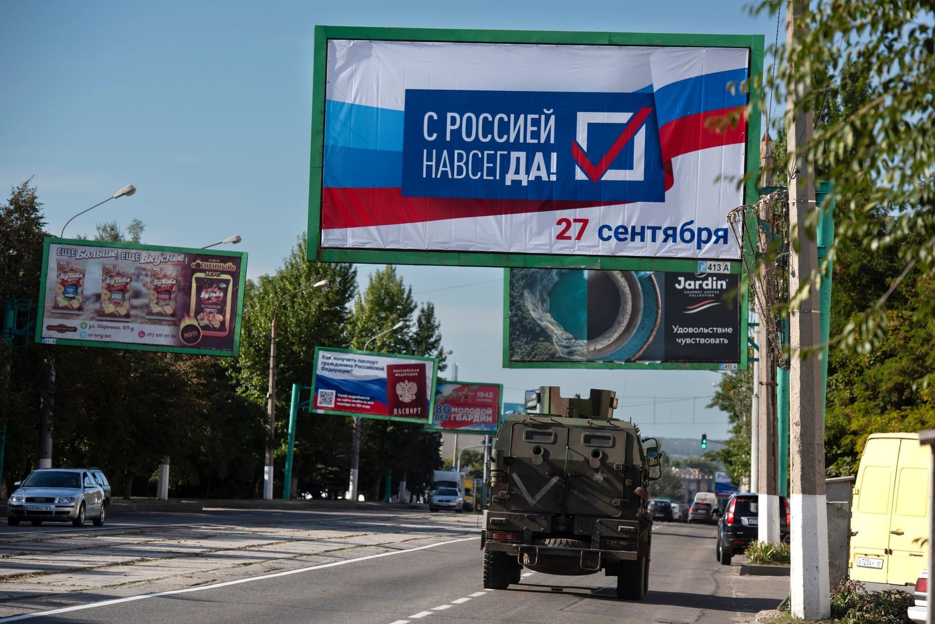 Luhansk: Ein russisches Militärfahrzeug unter einem Propagandaplakat.