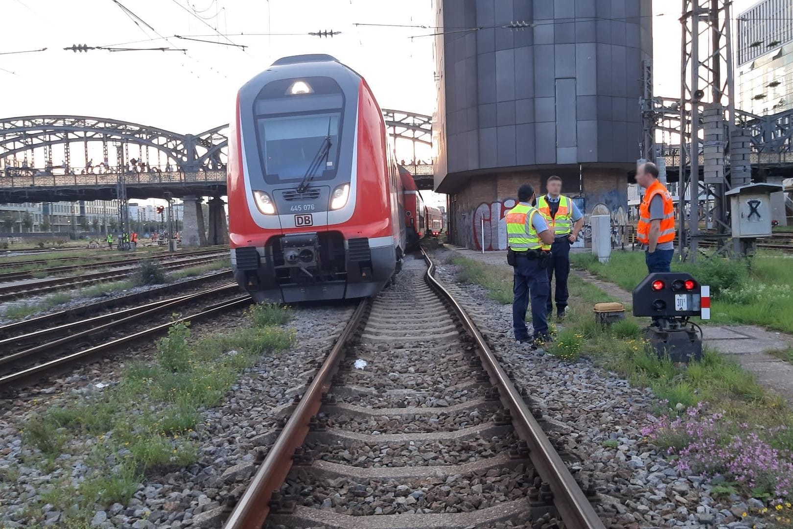 Ein Regionalzug liegt vor der Hackerbrücke in München neben den Schienen.