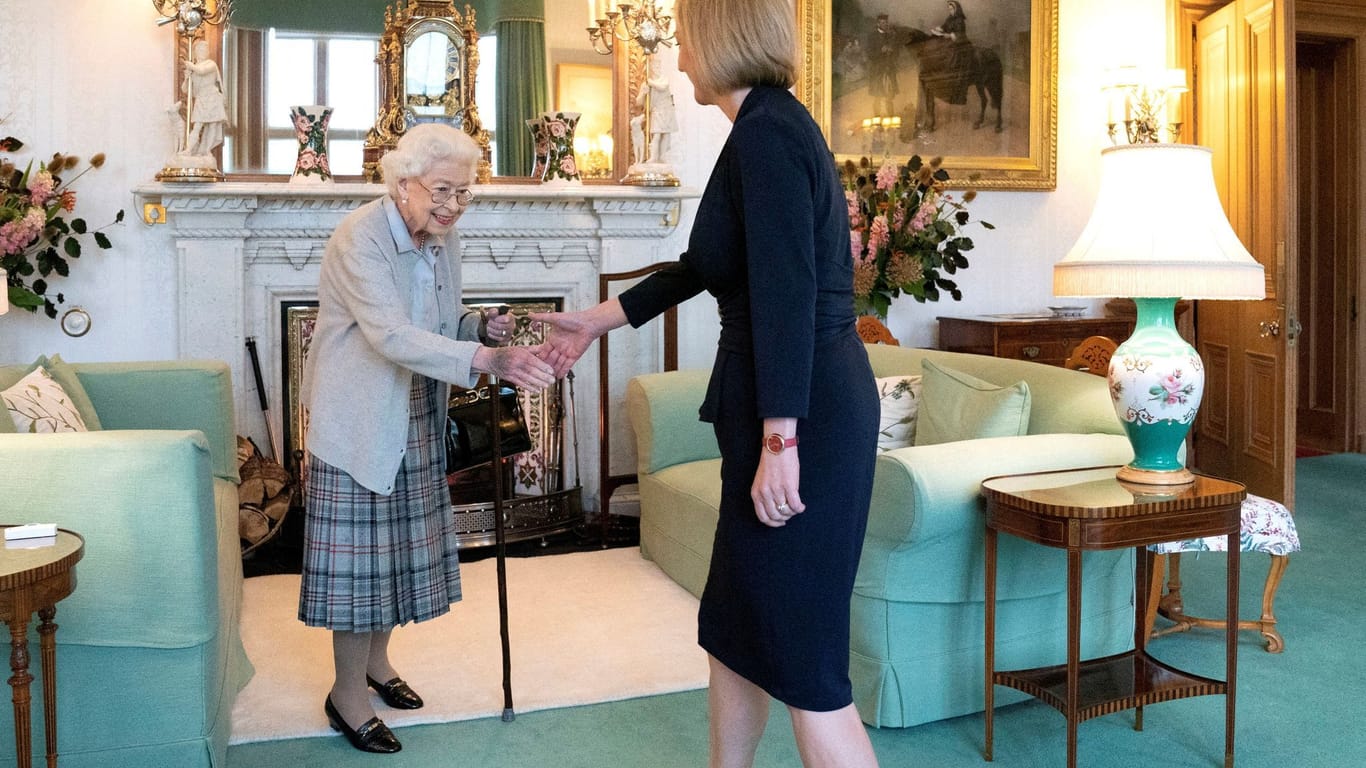 Liz Truss meets Queen Elizabeth at Balmoral Castle