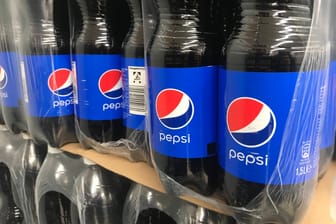 Pepsi Cola in einem Supermarkt in Hamburg (Archivbild): Die höheren Preise, die das Unternehmen fordert, wollen nicht alle Händler akzeptieren.