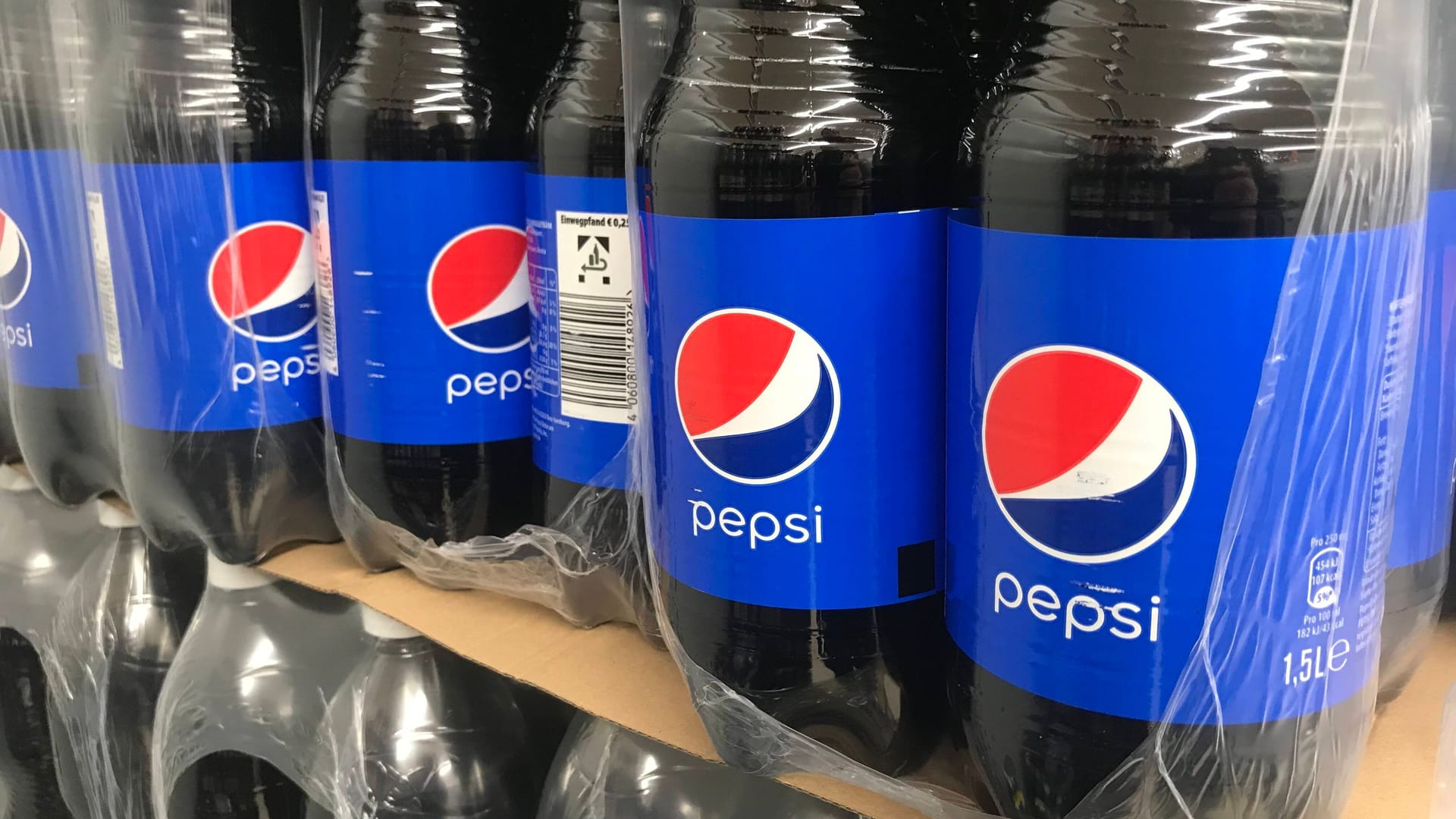 Pepsi Cola in einem Supermarkt in Hamburg (Archivbild): Die höheren Preise, die das Unternehmen fordert, wollen nicht alle Händler akzeptieren.