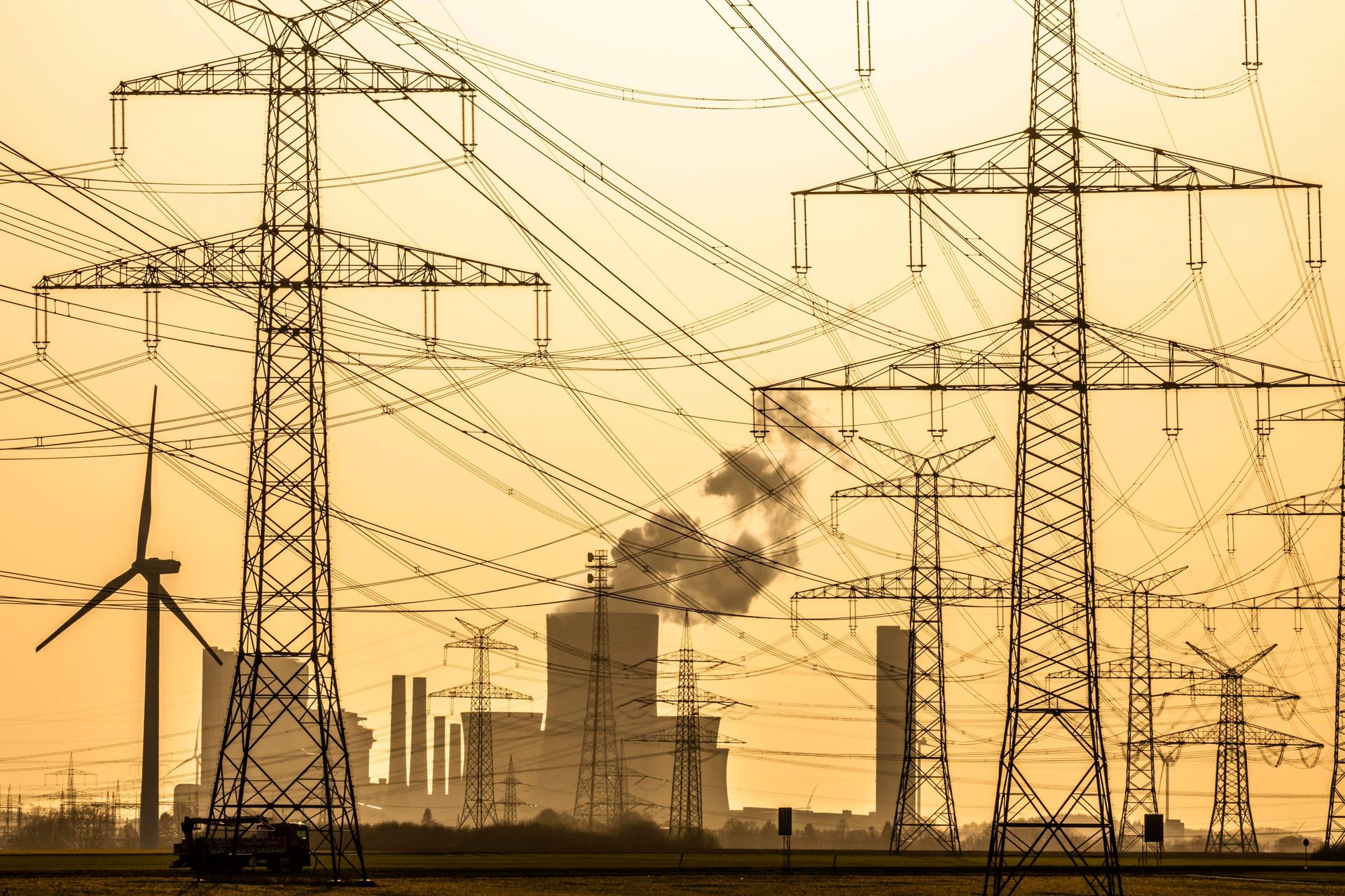 Strommasten im Sonnenuntergang: An den Terminmärkten fallen die Preise für Energie deutlich.