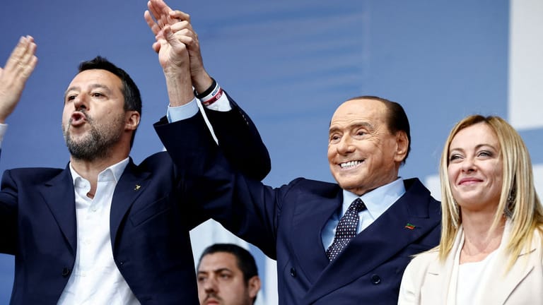 Salvini (l.), Berlusconi (Mitte) und Meloni (r.): Das rechte Bündnis zeigt sich siegessicher.