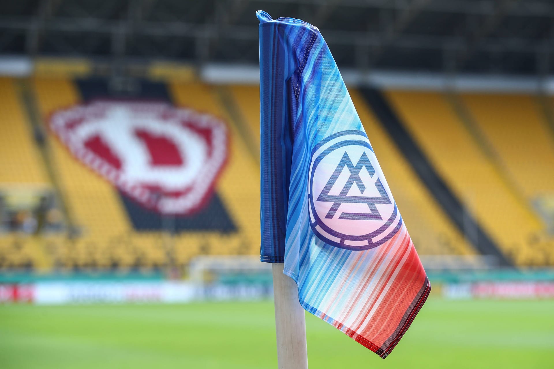 Eckfahne im Stadion von Dynamo Dresden mit Visualisierung der Erderhitzung: Mit einem "Aktionsspieltag Klimaschutz" wollte der DFB ein Zeichen setzen - erntete aber auch viel Kritik.