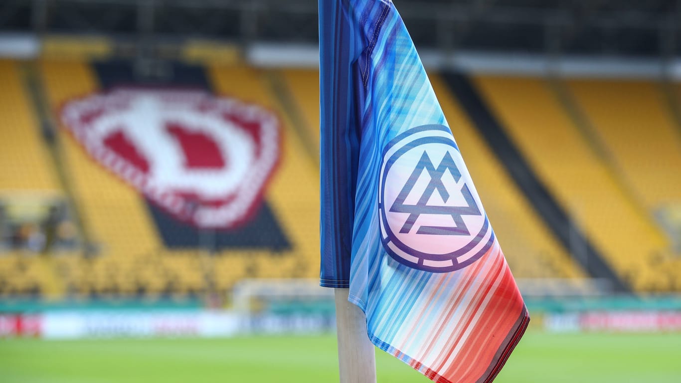 Eckfahne im Stadion von Dynamo Dresden mit Visualisierung der Erderhitzung: Mit einem "Aktionsspieltag Klimaschutz" wollte der DFB ein Zeichen setzen - erntete aber auch viel Kritik.