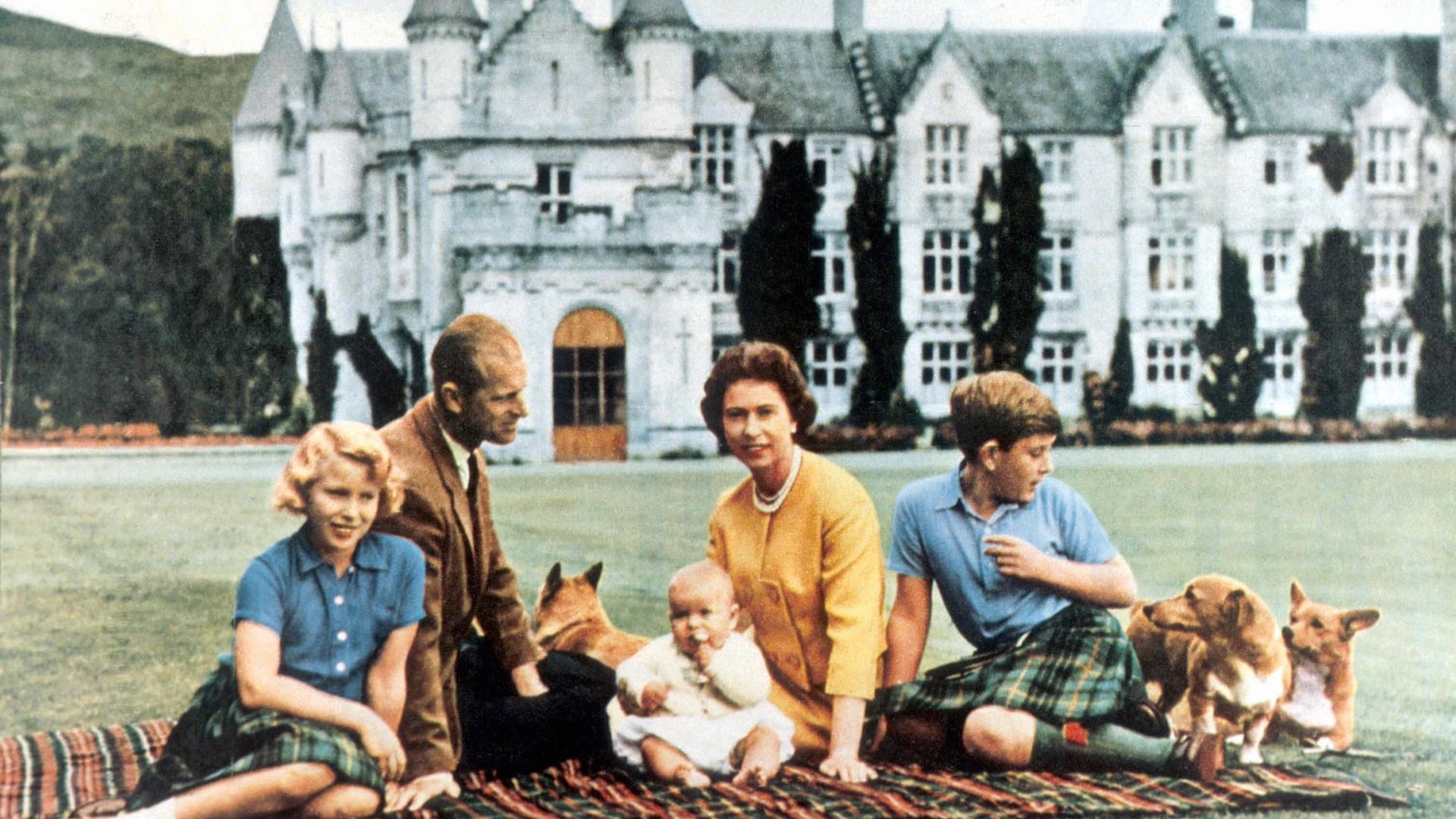 Auch auf den offiziellen Familienfotos der Royals durften die Corgis nicht fehlen.