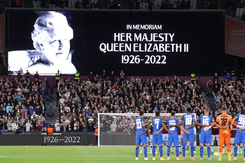 Gedenkminute im Old Trafford: Vor dem Europa-League-Spiel von Manchester United gegen Real Sociedad am Donnerstag gab es eine Schweigeminute.