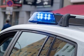 Blaulicht auf einem Polizeifahrzeug (Symbolbild): Nach Schüssen in Troisdorf versucht die Polizei den Tatverdächtigen zu ermitteln.