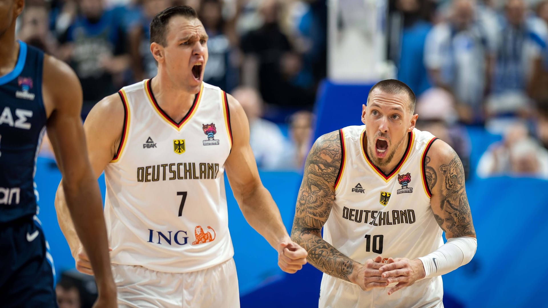 Wollen nun die Spanier bezwingen: Johannes Voigtmann (l.) und Daniel Theis jubeln nach einem Punktgewinn.