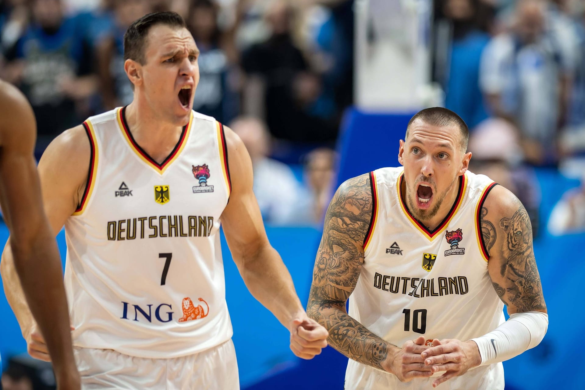 Wollen nun die Spanier bezwingen: Johannes Voigtmann (l.) und Daniel Theis jubeln nach einem Punktgewinn.