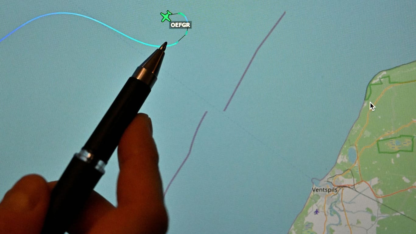 Eine Person zeigt mit einem Stift auf den letzten bekannten Ort der Cessna: Das Wrack liegt noch immer am Meeresgrund.