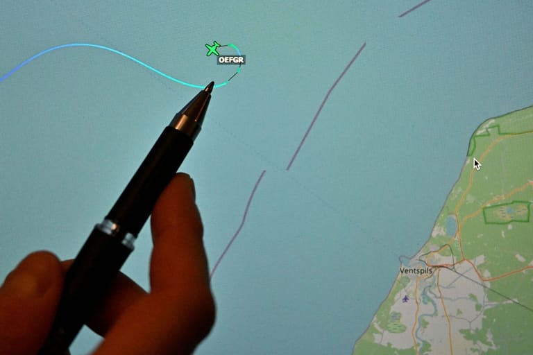 Eine Person zeigt mit einem Stift auf den letzten bekannten Ort der Cessna: Das Wrack liegt noch immer am Meeresgrund.