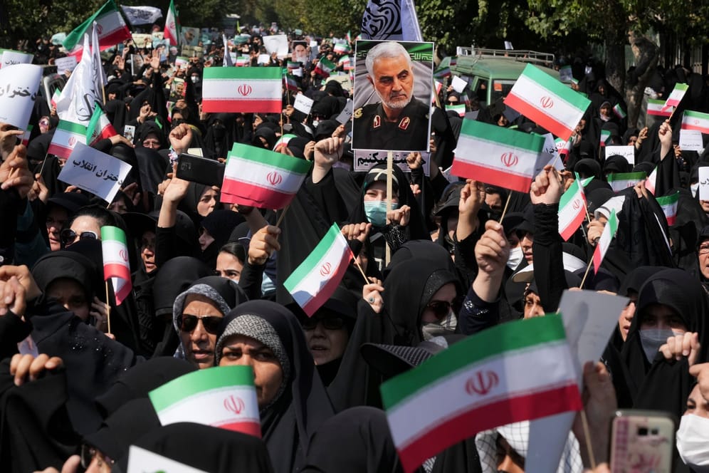 Regierungsanhänger protestieren in Teheran gegen Systemkritik: Regimekritische Demonstranten wurden als "Israels Soldaten" bezeichnet.