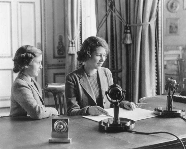 Oktober 1940: Elizabeth und ihre jüngere Schwester Margaret halten während des Zweiten Weltkriegs in Schloss Windsor eine Radioansprache, um den Kindern in Großbritannien Mut zu machen.
