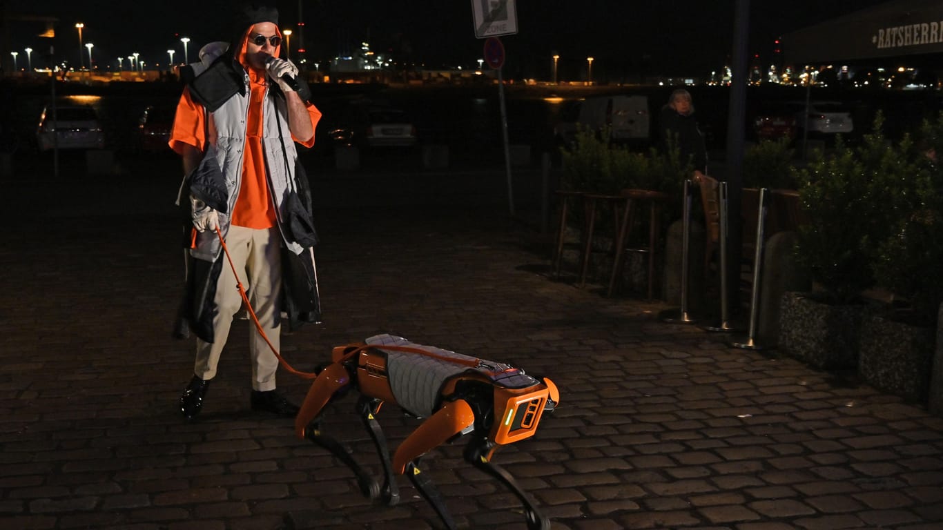 "Deichkind"-Frontmann Sebastian „Porky“ Dürre führte einen Roboterhund in die Seemannskneipe "Zum Schellfischposten"