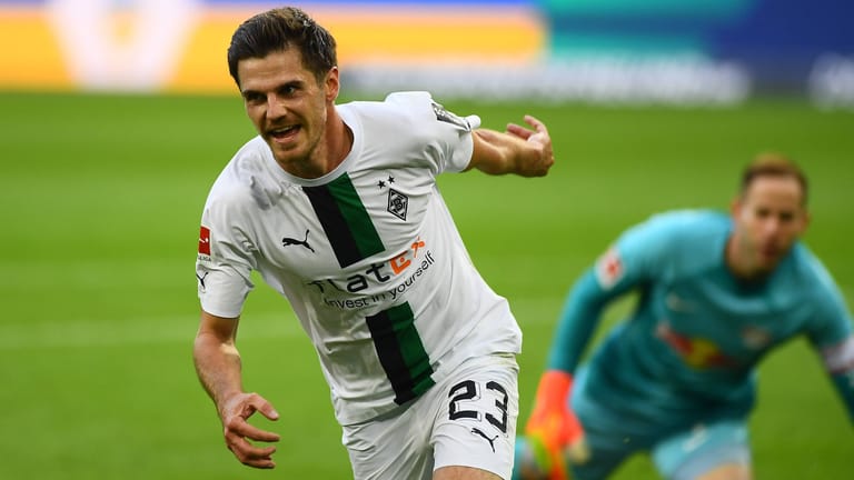Jonas Hofmann (l.) feiert, Peter Gulacsi trauert: Borussia Mönchengladbach holte einen klaren Sieg.