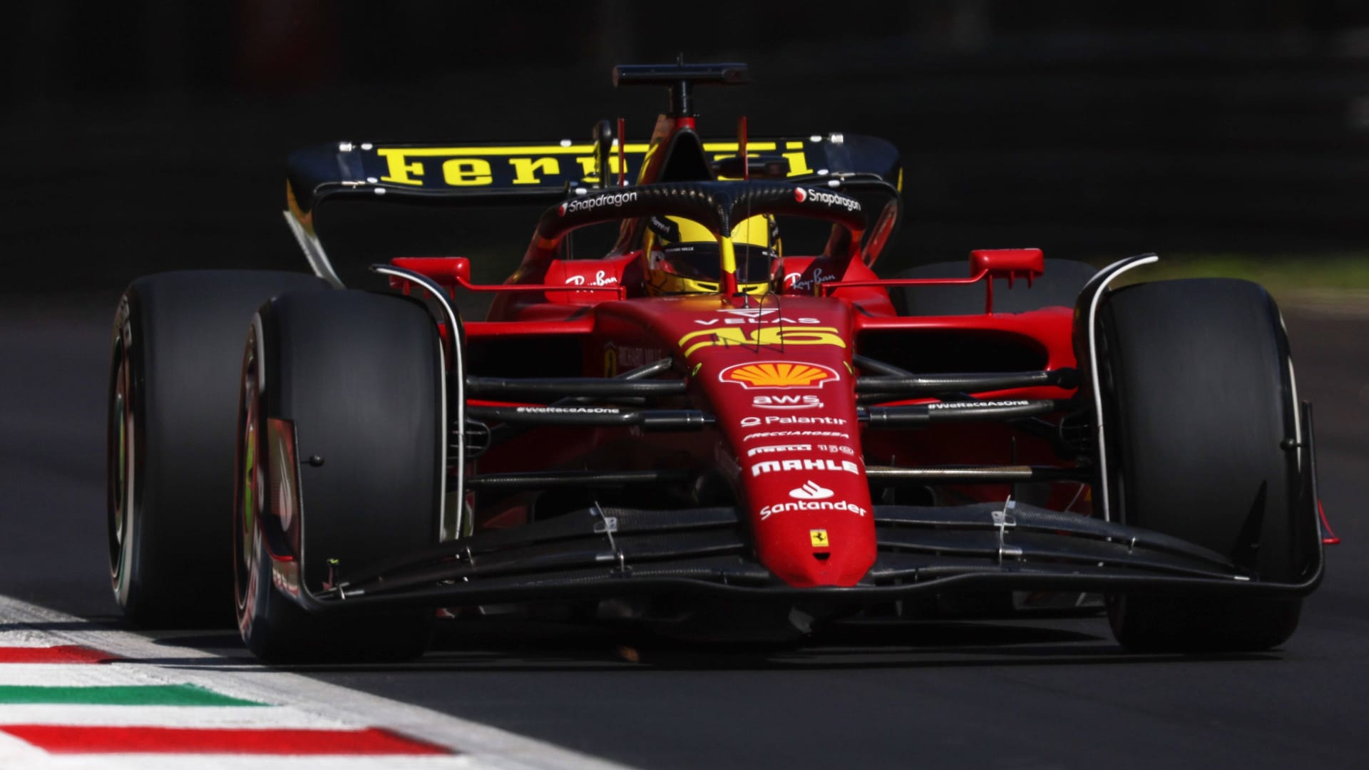 Charles Leclerc auf der Strecke in Monza.