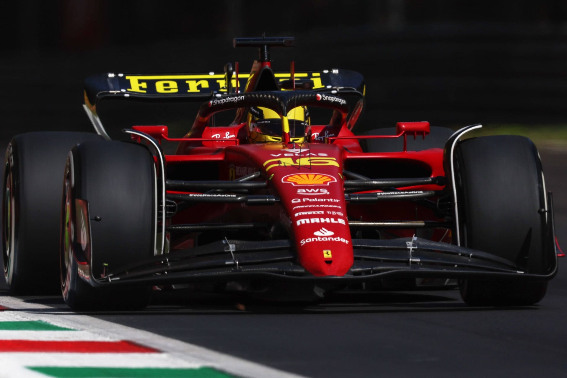 Charles Leclerc auf der Strecke in Monza.