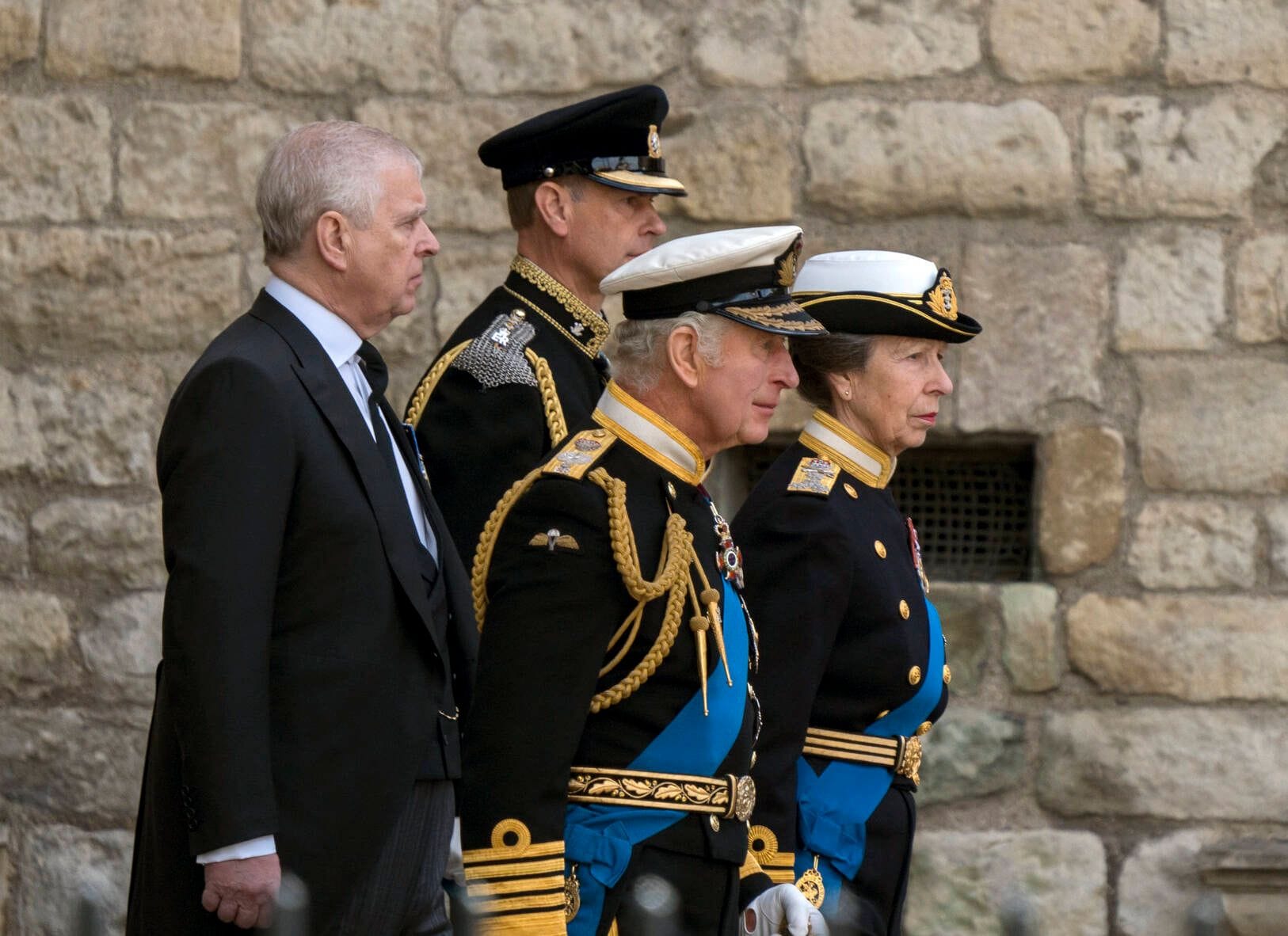 König Charles III. und seine Geschwister Prinzessin Anne, Prinz Andrew und Prinz Edward: Nur Prinz Andrew bildet die Ausnahme, die anderen drei Kinder der Queen tragen zur Beerdigung eine Militäruniform. Andrew wurden im Zuge des Epstein-Skandals alle Titel entzogen worden, er erschien in Zivil.