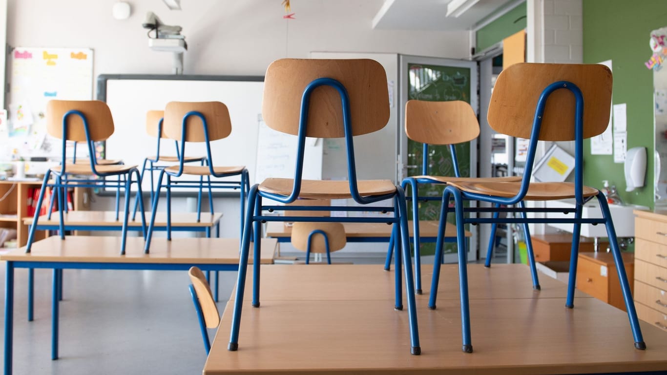 Stühle stehen in einem Klassenzimmer auf den Tischen (Symbolbild): Weil der Platz knapp wird, sollen Schüler in Essen übergangsweise in Containern lernen.