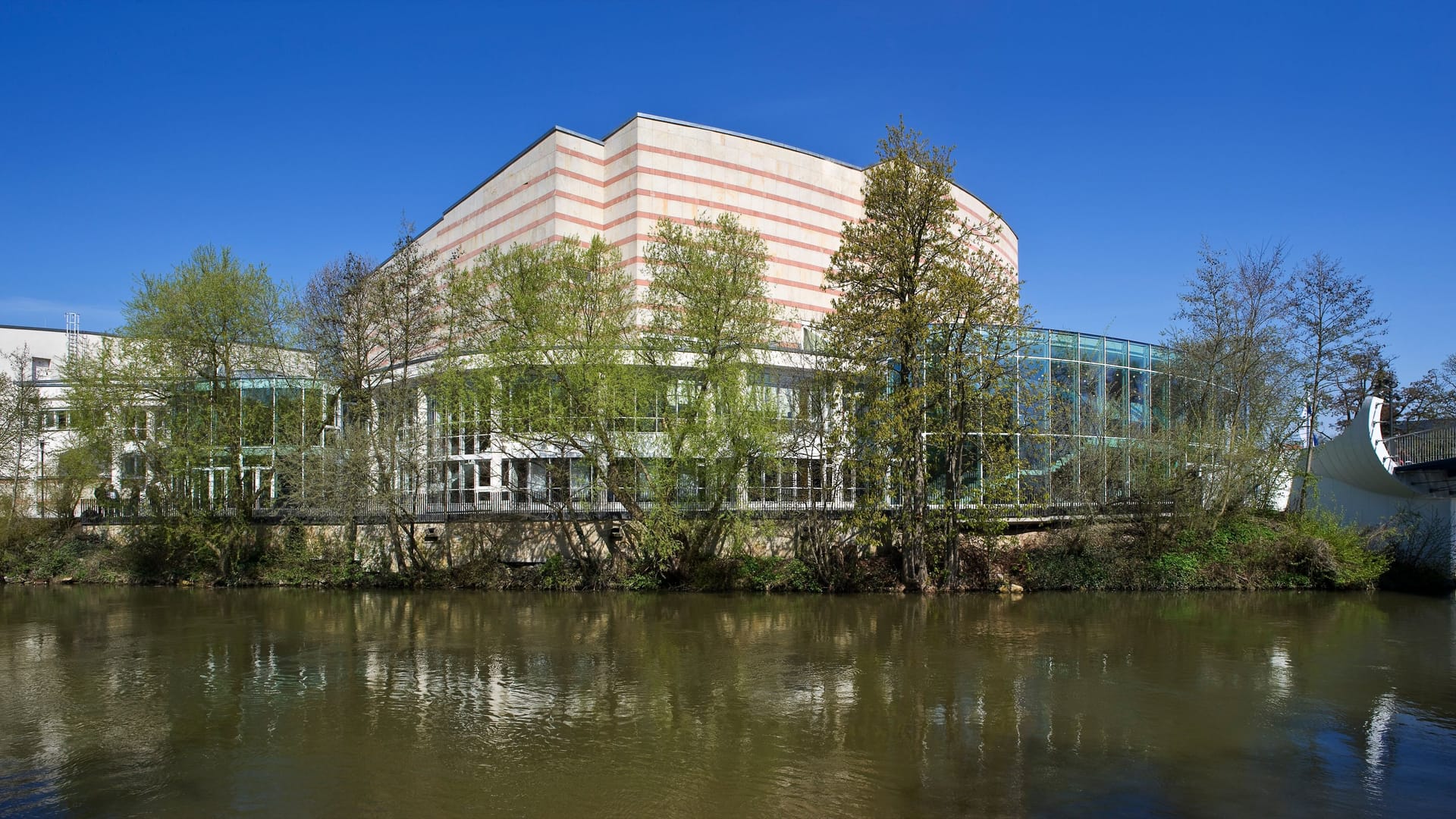 Die Konzerthalle in Bamberg (Archivbild): Eine Reisegruppe hat ihren Busfahrer nahe der Konzerthalle tot in der Regnitz gefunden.