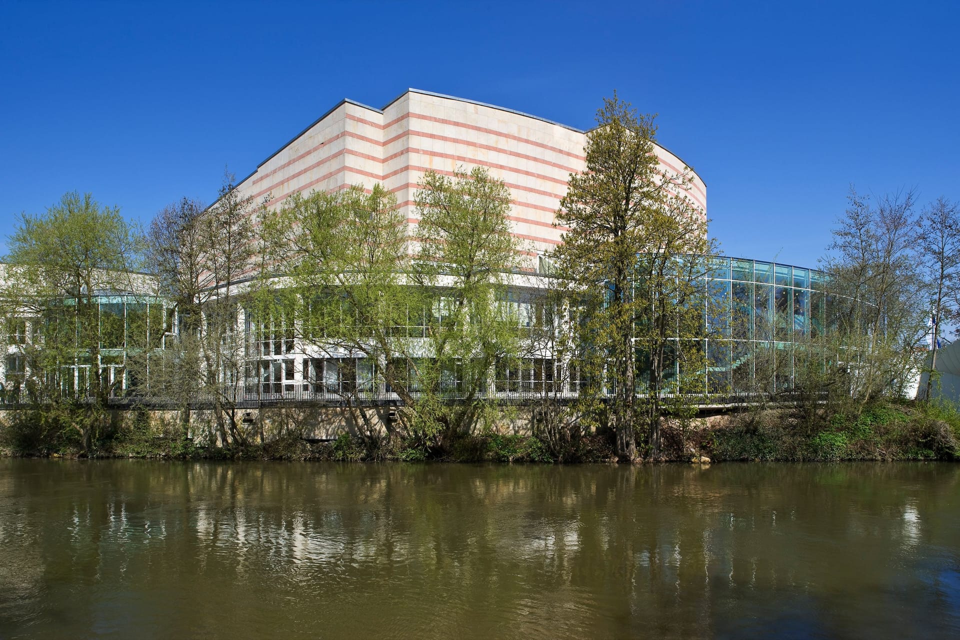 Die Konzerthalle in Bamberg (Archivbild): Eine Reisegruppe hat ihren Busfahrer nahe der Konzerthalle tot in der Regnitz gefunden.