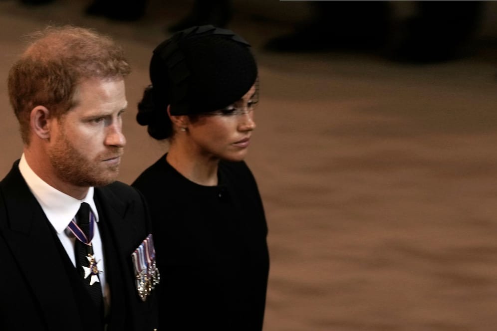 Prinz Harry und Herzogin Meghan: Das royale Paar nahm am Trauerzug der Queen teil.