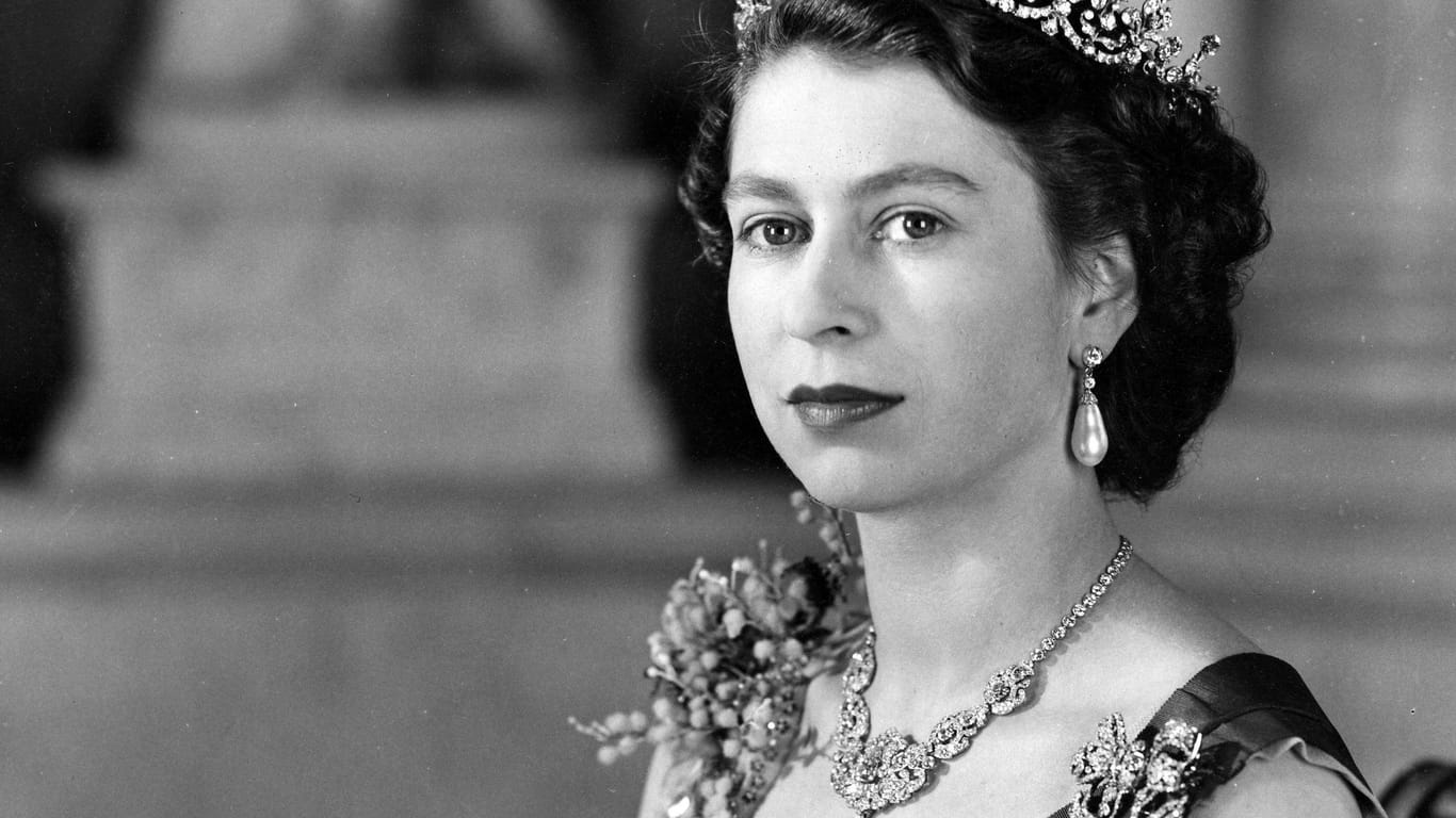 Porträt der jungen Regentin im Buckingham-Palast: 1952 wurde Elizabeth im Alter von 25 Jahren zur britischen Königin erklärt.