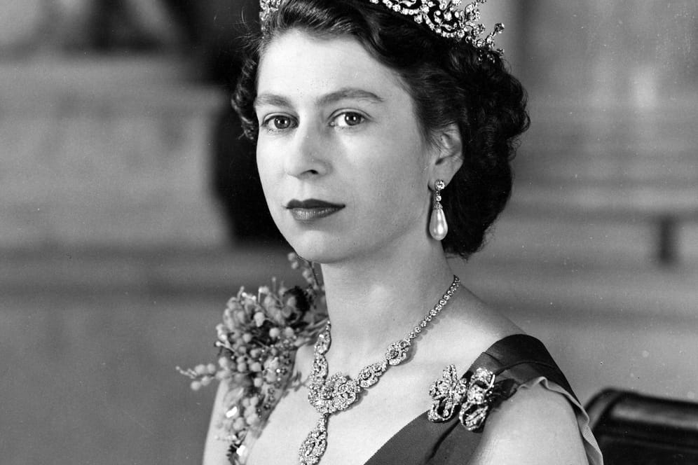Porträt der jungen Regentin im Buckingham-Palast: 1952 wurde Elizabeth im Alter von 25 Jahren zur britischen Königin erklärt.