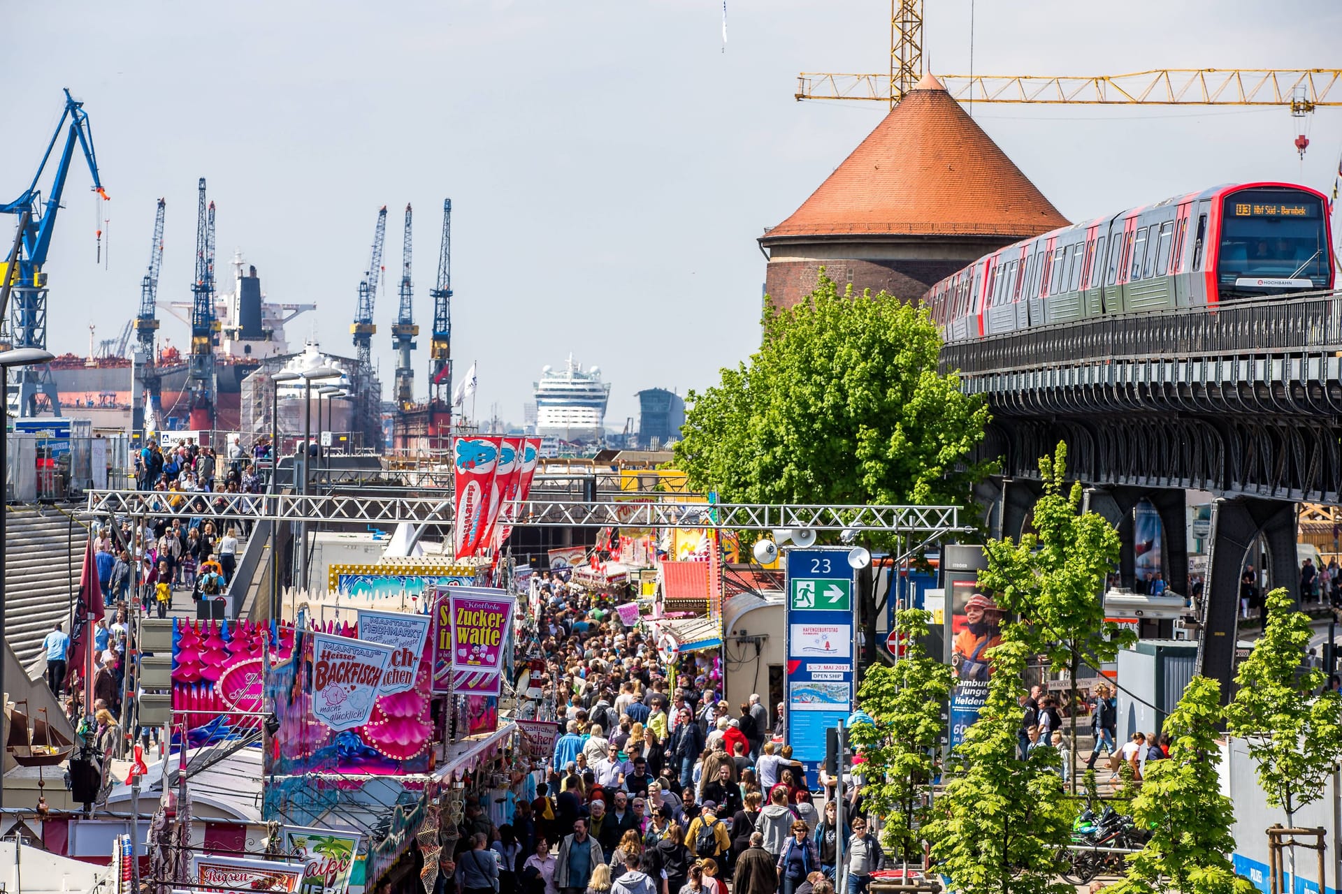Besucher strömen zum Hafengeburtstag an die Landungsbrücken (Archivbild): In diesem Jahr findet das Fest erstmals wieder ohne Corona-Auflagen statt.