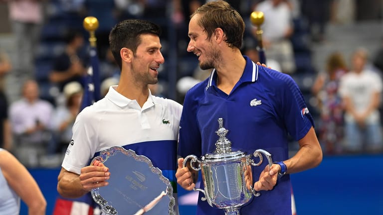 Djokovic (li.) und Medwedew nach dem Finale der US Open 2021: Dem Russen gelang in New York sein erster Grand-Slam-Sieg.