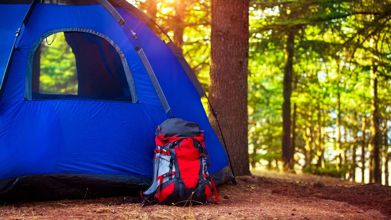 Ein Zelt im Wald (Symbolbild): Die Camps wurden dem Kirchenkreis zufolge öfter organisiert.
