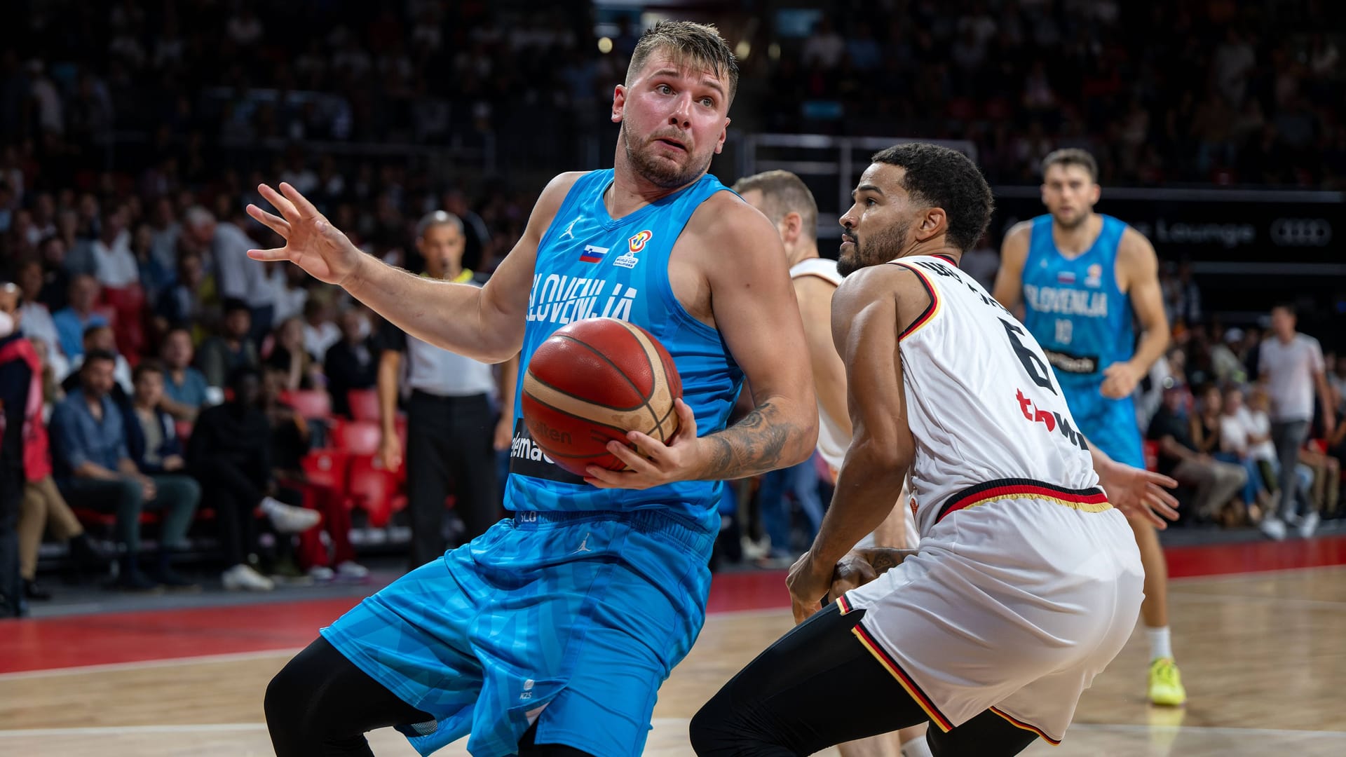 Nick Weiler-Babb (r.) und Luka Doncic: Mit dem NBA-Superstar bekam es der Neunationalspieler schon bei der EM-Generalprobe im direkten Duell zu tun. Schon am Dienstag kommt es nun zum Wiedersehen.