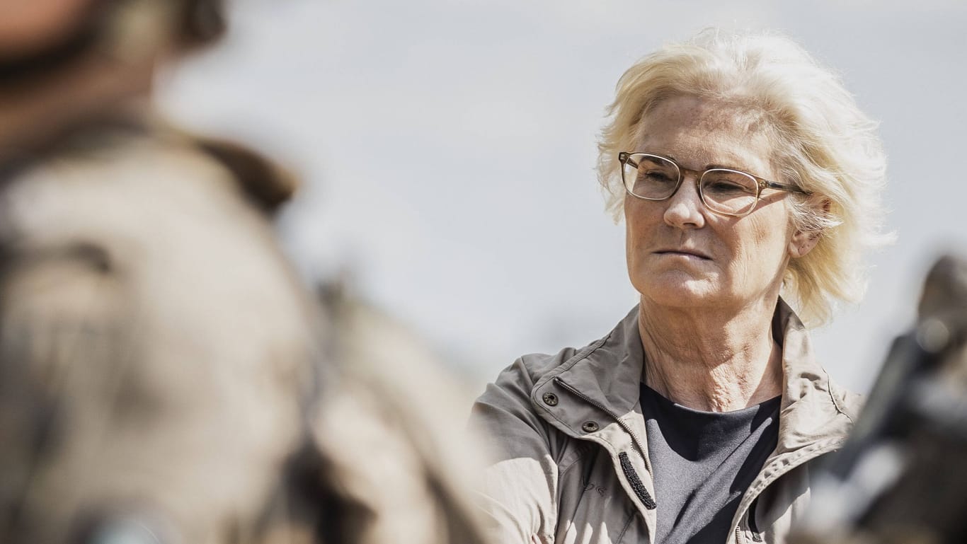 Verteidigungsministerin Christine Lambrecht bei ihrem Besuch in Mali im Juli: Die Bundeswehr setzt ihren "operative Beitrag" für die UN-Mission Minusma fort.