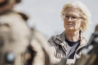 Verteidigungsministerin Christine Lambrecht bei ihrem Besuch in Mali im Juli: Die Bundeswehr setzt ihren "operative Beitrag" für die UN-Mission Minusma fort.