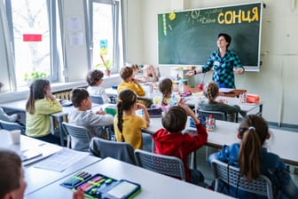 Ukrainische Lehrerin unterrichtet eine Klasse (Archivbild): In Berlin und Potsdam sind gesamt mehr als 200 Lehrkräfte eingestellt worden.